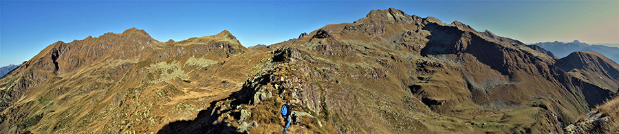 Vista panoramica dal Monte delle galline (2131 m) verso la Valle di Mezzeno a sx e la Valle della Corte a dx